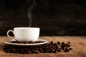 kaffe kop og kaffebønner